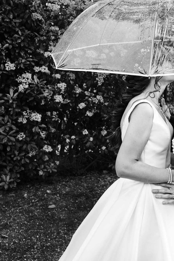 fotografo-bodas-girona-lluvia-novios.jpg